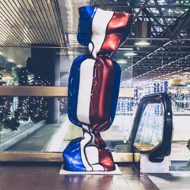 Customized modern pop art ornaments life size stainless steel candy sculpture seen from another angle
