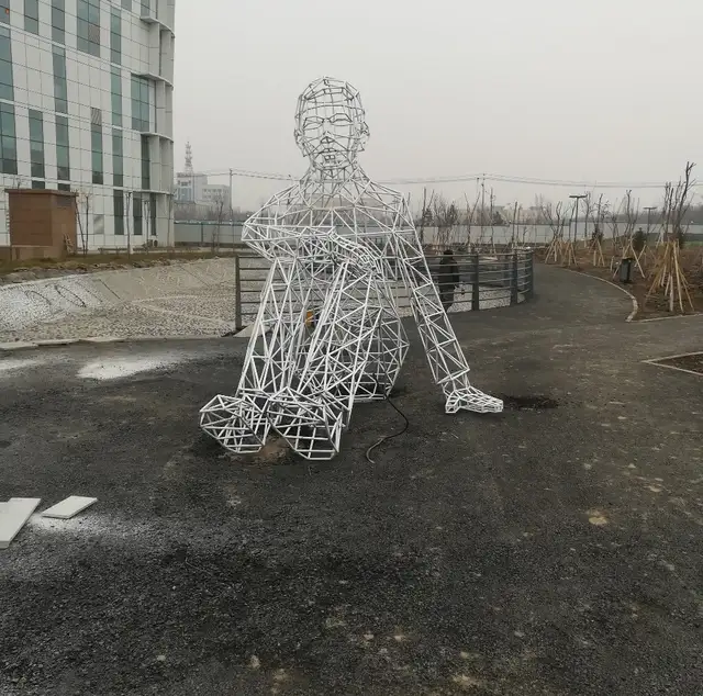 Eye-catching line shaped steel tube humanoid statue