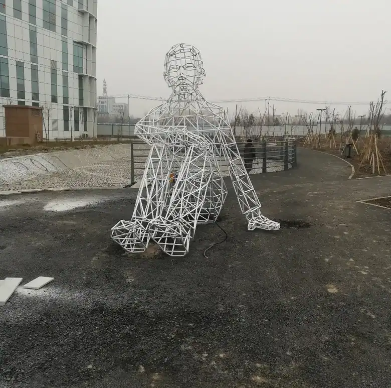Eye-catching line shaped steel tube humanoid statue