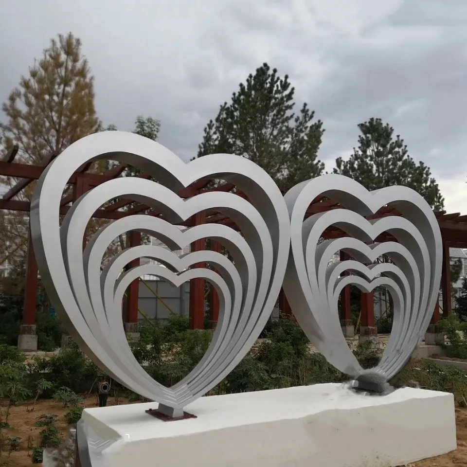 Garden meaning stainless steel hollow love sculpture