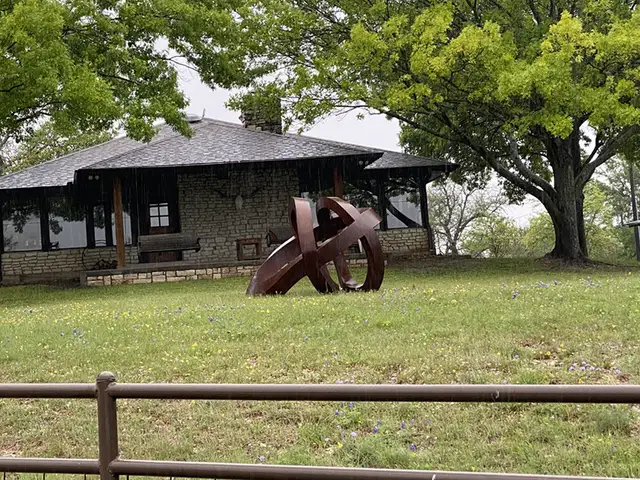 Hot fashion corten steel large outdoor Abstract sculpture in close view