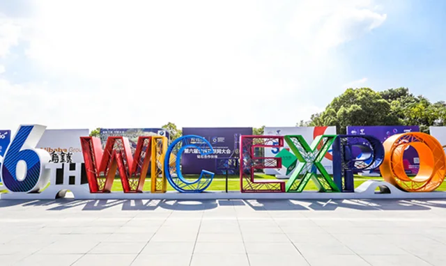 Internet Advertisement brand stainless steel metal decoration outdoor sculpture seen from another angle