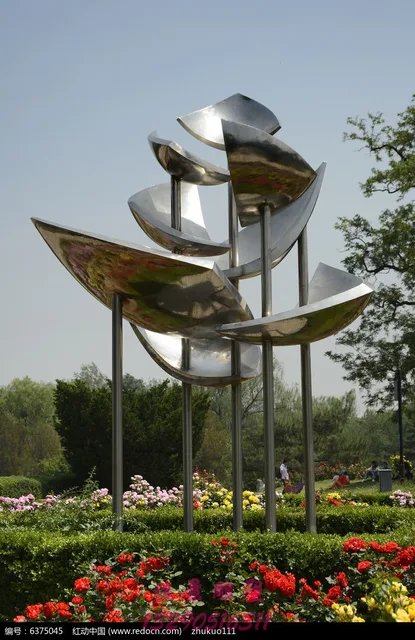 Large Painted Finish Modern Outdoor Islamic Sculpture For Sale from the side