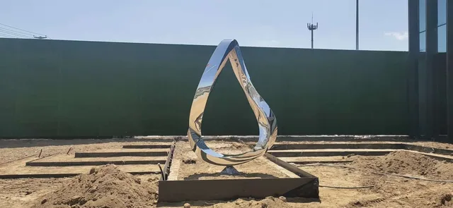 Modern Outdoor Garden Stainless Steel Abstract Sculpture seen from another angle