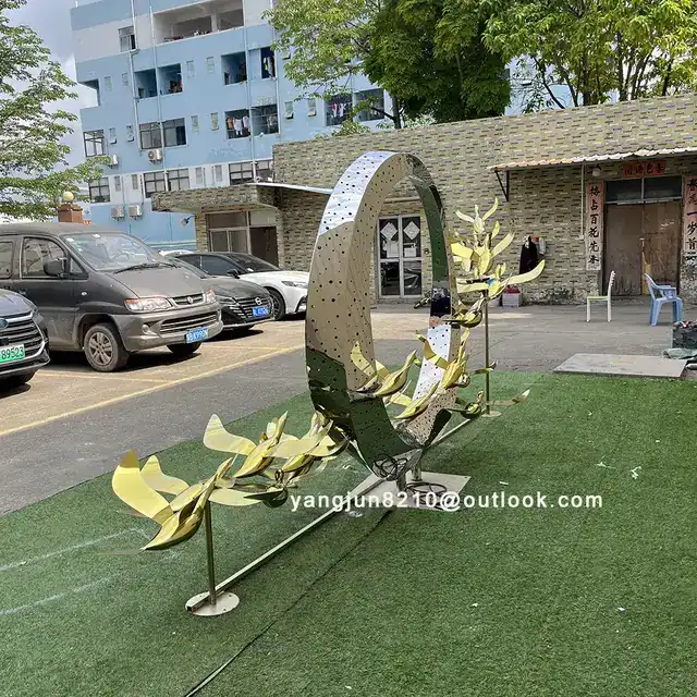 Large outdoor park plaza museum playground airport subway art museum decorated with stainless steel ring swan sculpture
