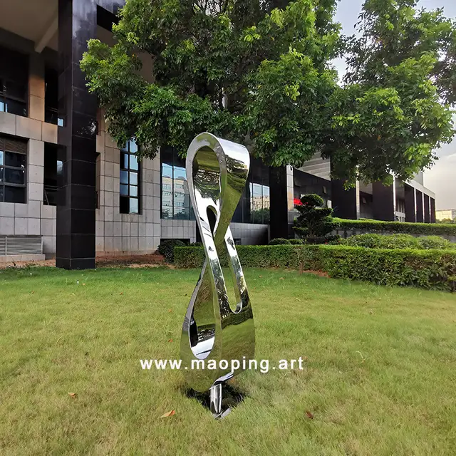 Outdoor garden home decoration stainless steel ” 8 “sculpture shown in its setting