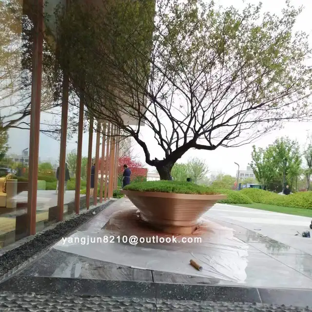Outdoor plaza hotel stainless steel flower plate tree plate decoration in close view
