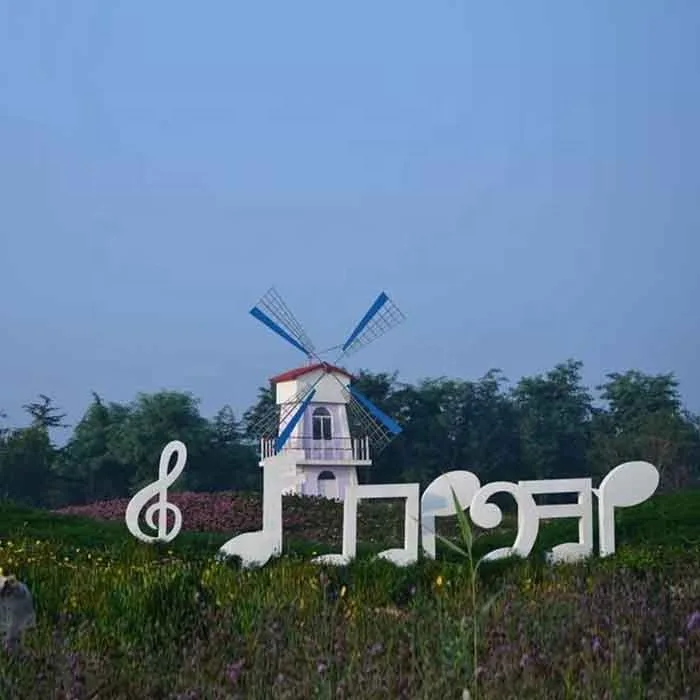 Painted modern music note stainless steel garden sculpture