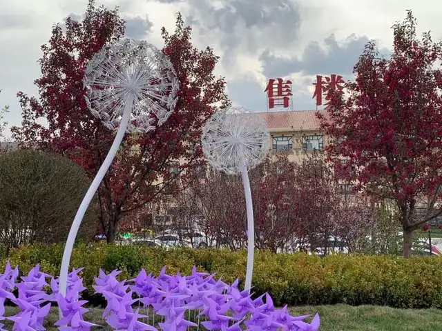 Large Outdoor Abstract Stainless Steel sphere Sculpture stainless steel Dandelion sculptures in close view