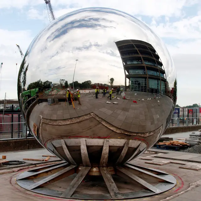 304 stainless steel mirror ball 2500mm large mirror stainless steel hollow sphere Garden gazing sphere from the side