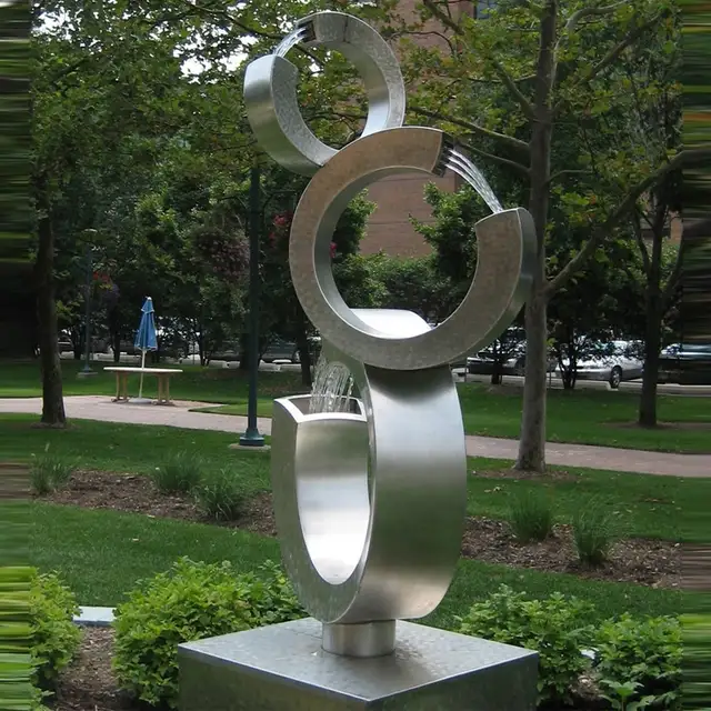 Mirror Metalmorphosis Fountain Stainless Steel Head Moving Sculpture By David Cerny seen from another angle