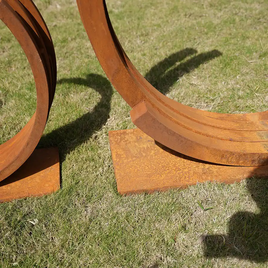 Corten Steel Poolside Sculpture – Crescent Arc Metal Art for Outdoor Landscapes
