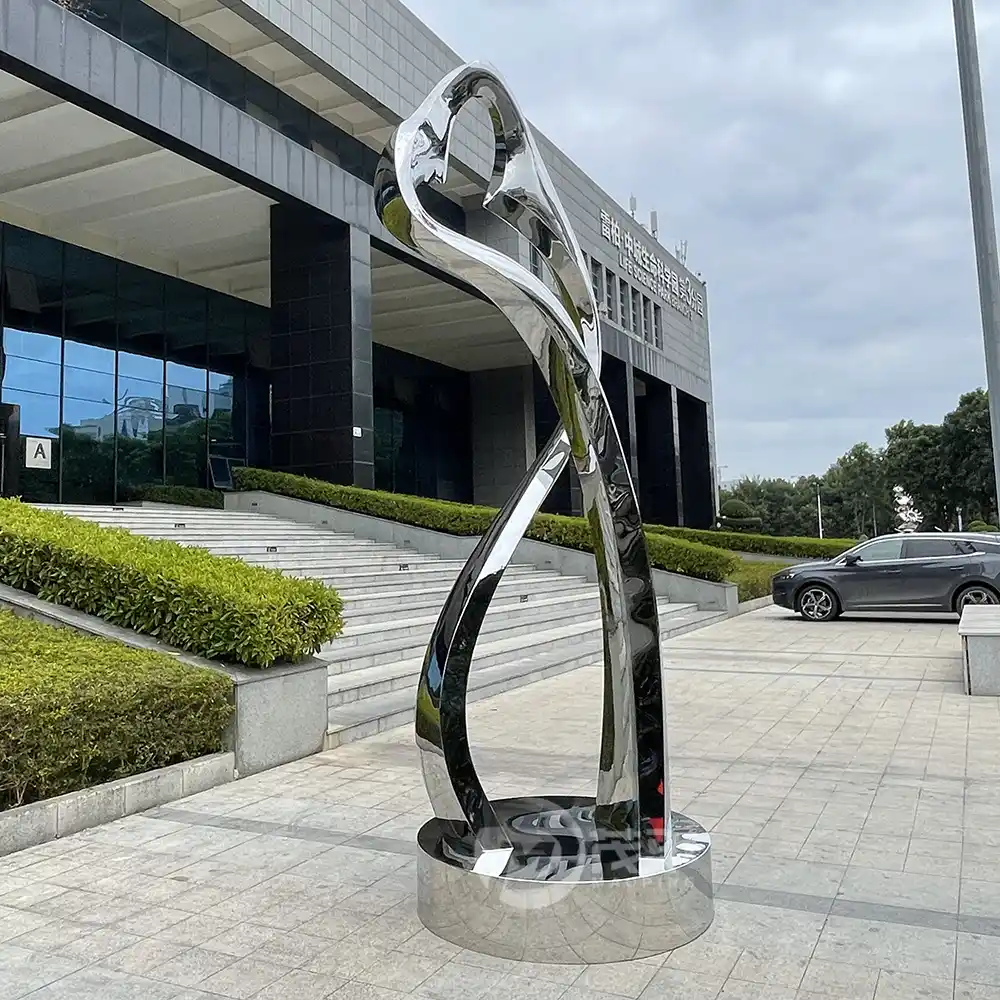 Stainless steel large twisted sculpture for outdoor decoration