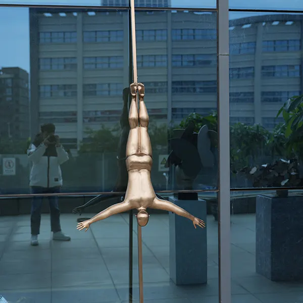 Modern Diver Sculpture for Luxury Interior Decor – Contemporary Wall-Mounted Figurative Art