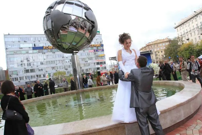 Stainless Steel Globes Fountain In Russia