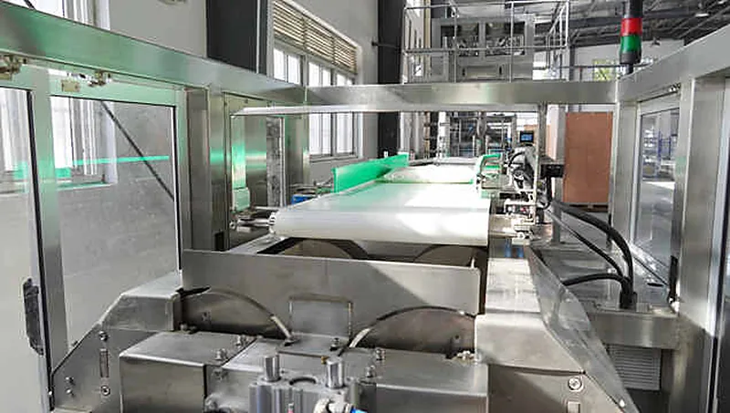 Automatic filling line with product transfer conveyors under test in Hefei