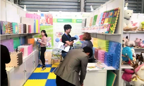 Newin Best team meeting buyers at a toy and baby products expo