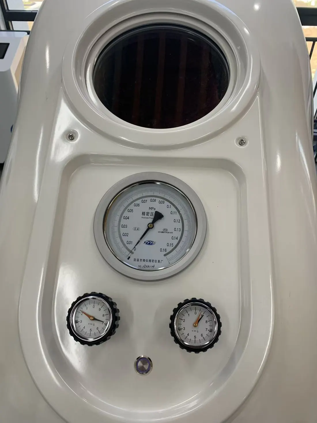 Front panel of the OHE20 with pressure gauges and viewing window
