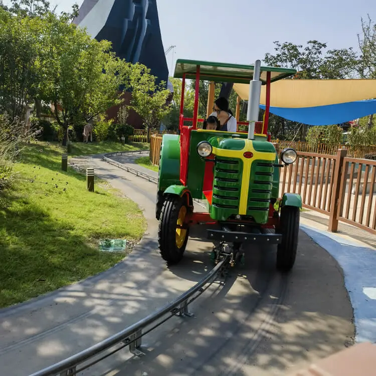 Farm Tractor — factory photograph 4
