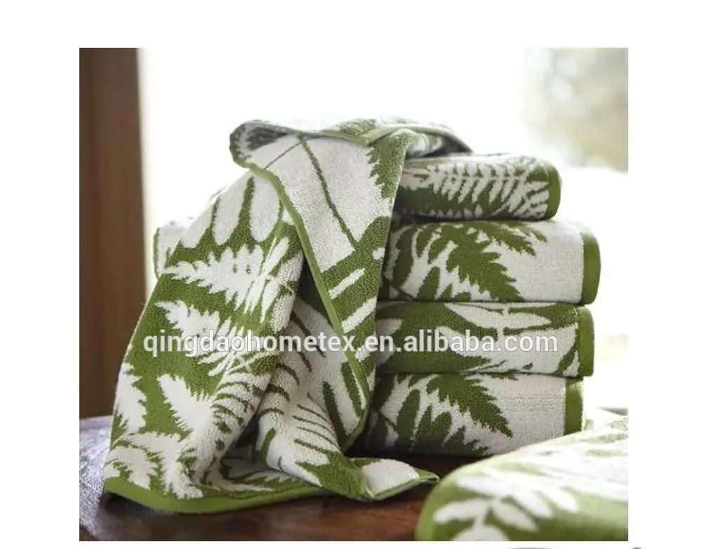 Green 100% cotton dobby bath towel with woven leaf motif, 70x140 cm
