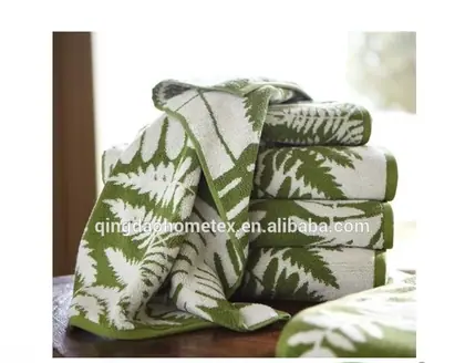 Green 100% cotton dobby bath towel with woven leaf motif, 70x140 cm