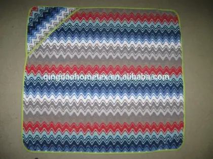 Hooded blanket with multicoloured zigzag stripes in red