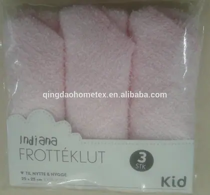 Retail pack of three pink terry washcloths, 25 x 25 cm, in sealed plastic packaging