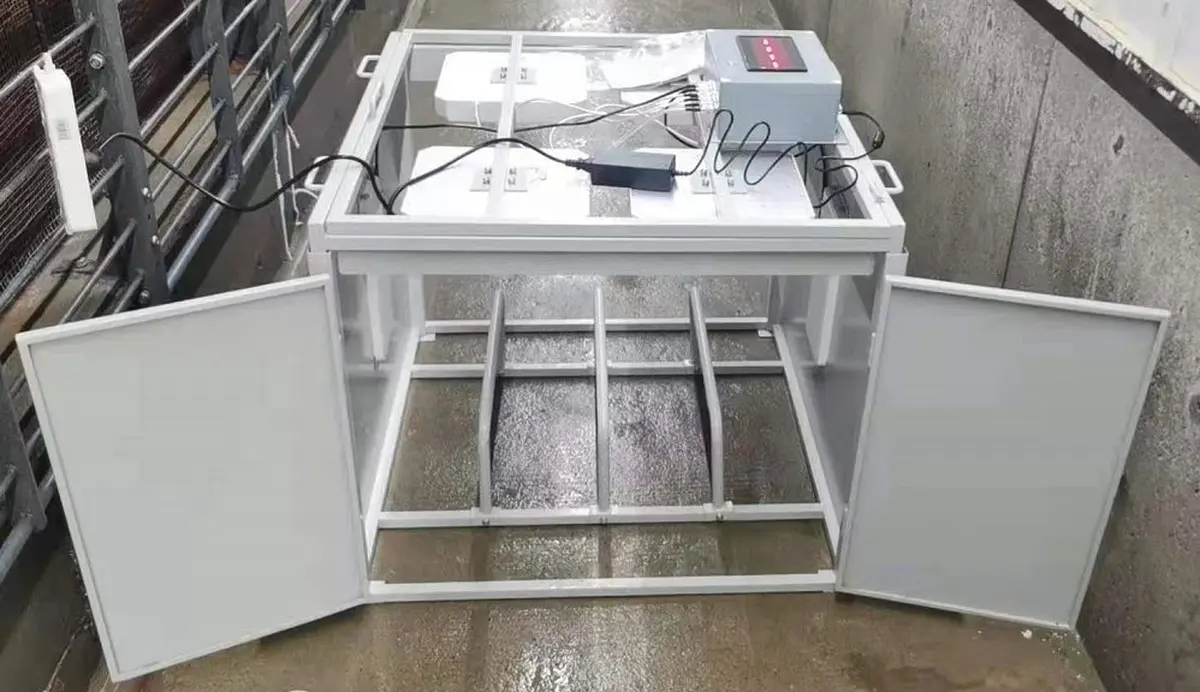 RBC-XP-YZ01 portable UHF RFID reader with touch screen and moving wheels on a farm floor