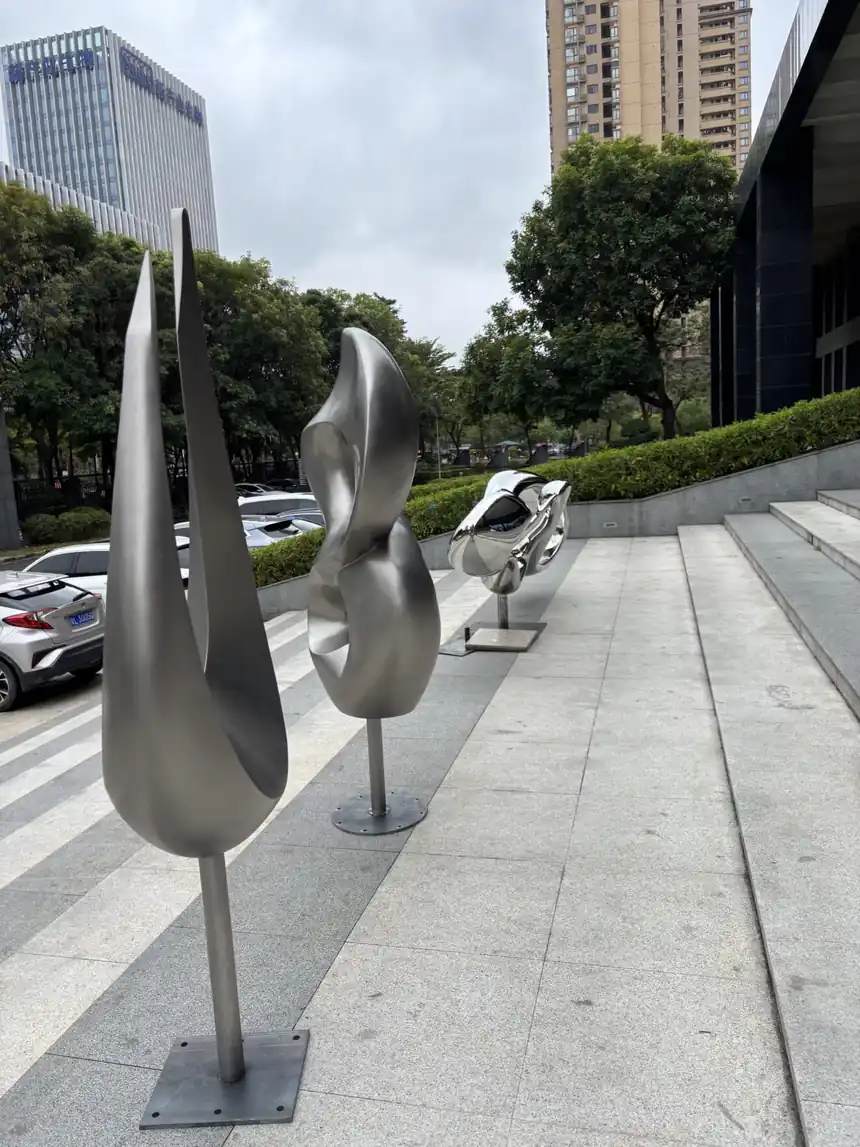 Stainless Steel Modern Outdoor Sculpture – 2m Brushed Swirl Finish