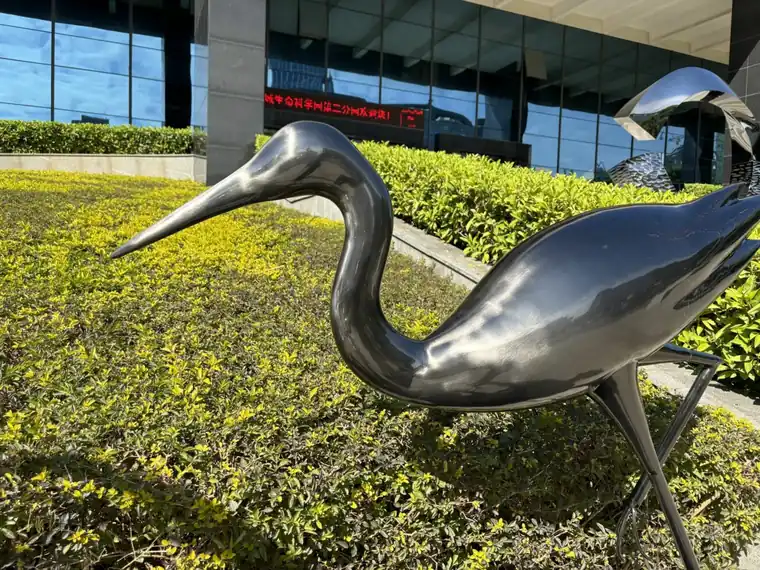 metal crane sculpture (21)