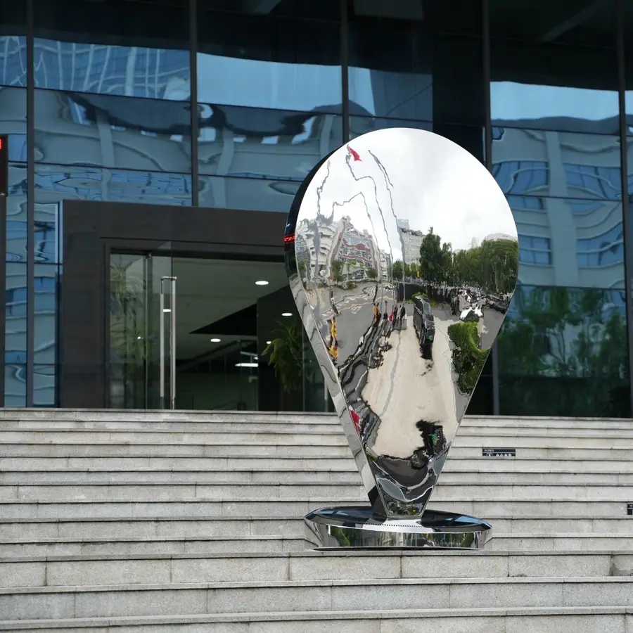 Abstract stainless steel sculpture. Customized exquisite stainless steel sculptures, quality assurance, create unique artistic beauty for you, focus on details, let art and quality coexist.