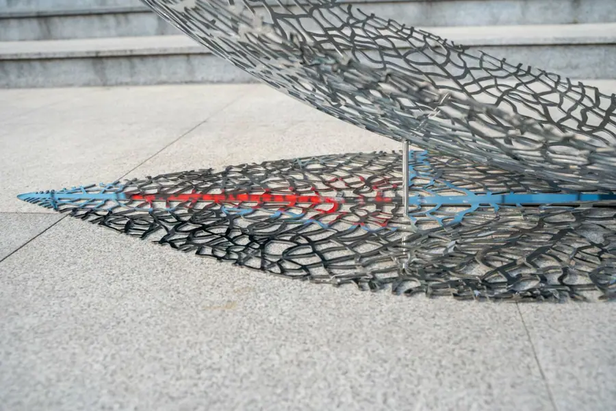 Stainless steel leaf sculpture. Explore unlimited creative possibilities, we are a professional stainless steel sculpture customization factory. Creating unique, personalized sculptural art is our specialty. From concept to reality, we use skilled craftsmanship and exquisite craftsmanship to infuse inspiration and beauty into your space.