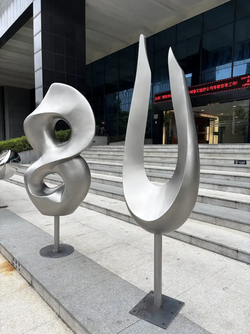 Stainless Steel Modern Outdoor Sculpture – 2m Brushed Swirl Finish