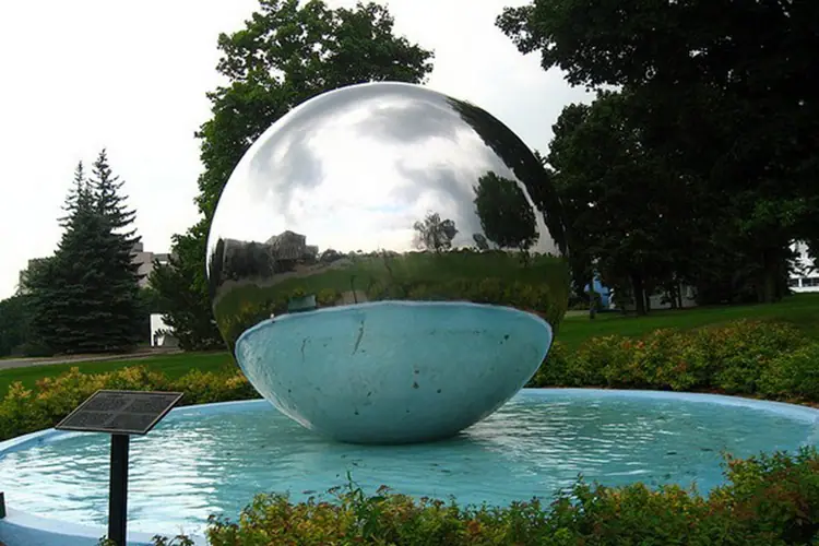The beauty of light and shadow: The performance and artistic experience of stainless steel sphere sculptures under different lighting conditions are enhanced