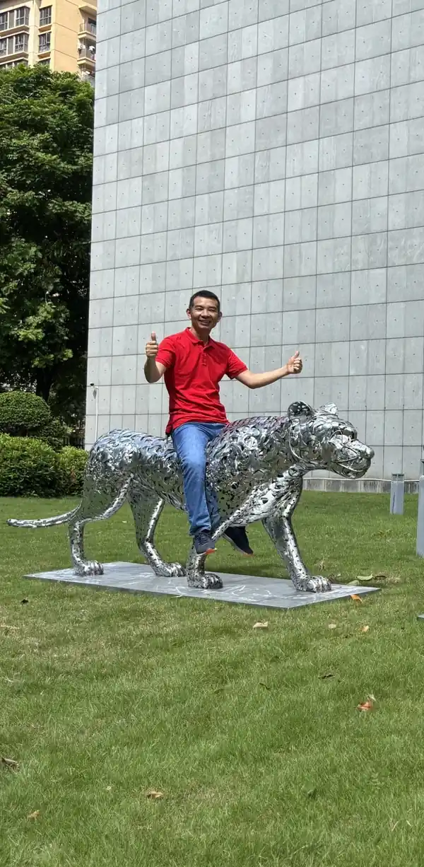 leopard sculpture