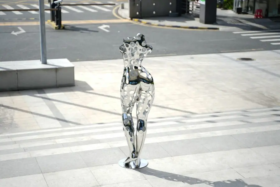 Sculpture artist. Create exquisite stainless steel to suit your unique taste. High-end customization, quality and service coexist.