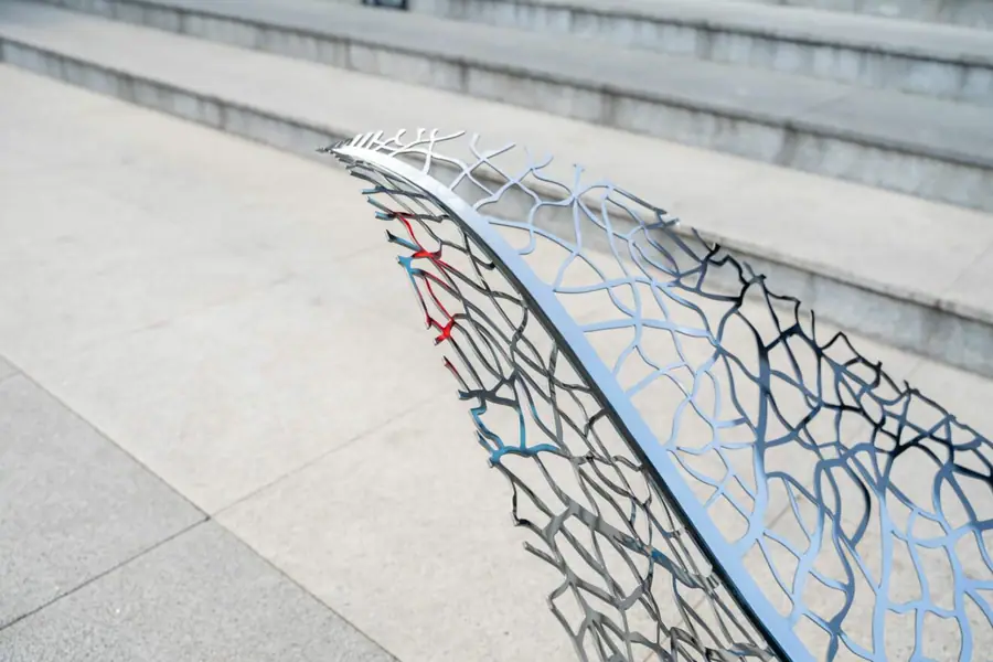 Stainless steel leaf sculpture. Explore unlimited creative possibilities, we are a professional stainless steel sculpture customization factory. Creating unique, personalized sculptural art is our specialty. From concept to reality, we use skilled craftsmanship and exquisite craftsmanship to infuse inspiration and beauty into your space.