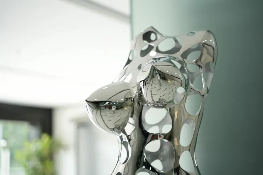 Sculpture artist. Create exquisite stainless steel to suit your unique taste. High-end customization, quality and service coexist.