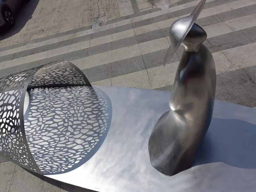 Sculpture customization services. Create exquisite stainless steel to suit your unique taste. High-end customization, quality and service coexist.