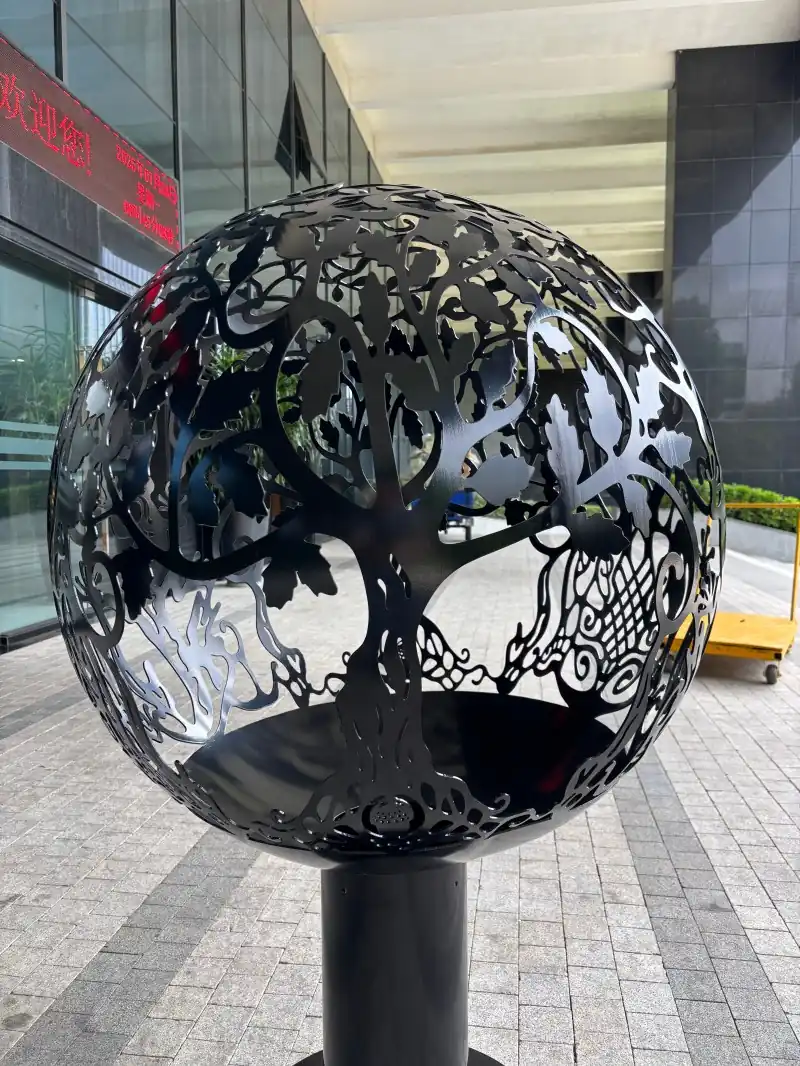Black Hollow Garden Sphere – 90 cm (35.4 inches)