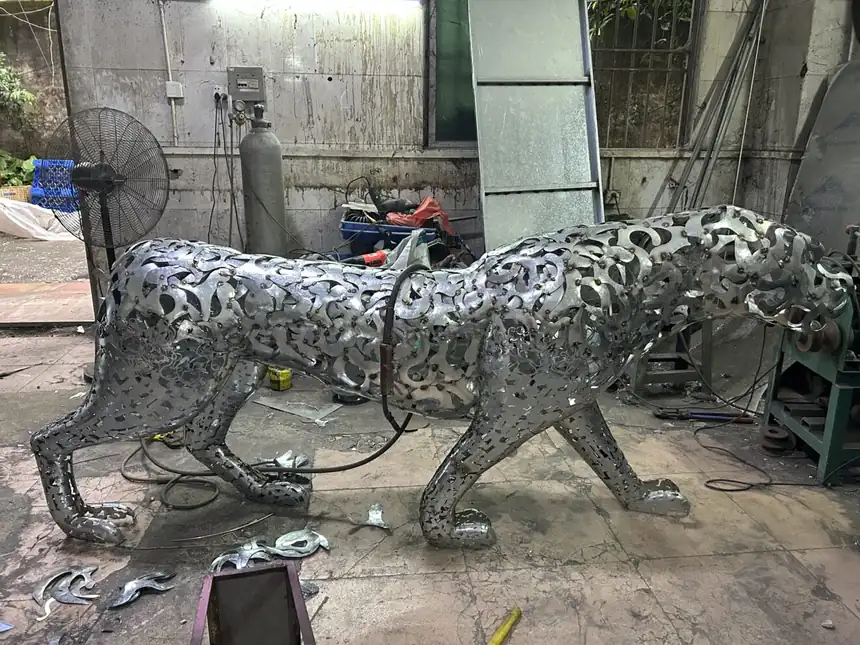 leopard sculpture