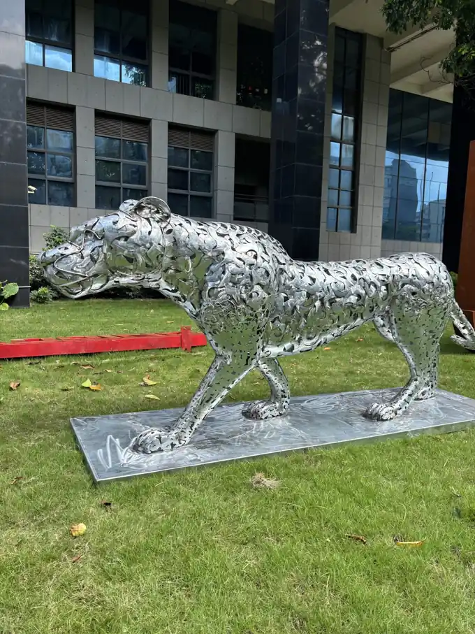 leopard sculpture