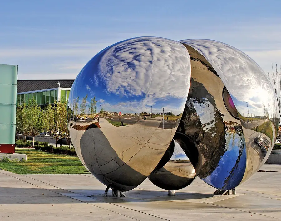 Stainless Steel Outdoor Sculptures: The Integration of Modern Art and Nature