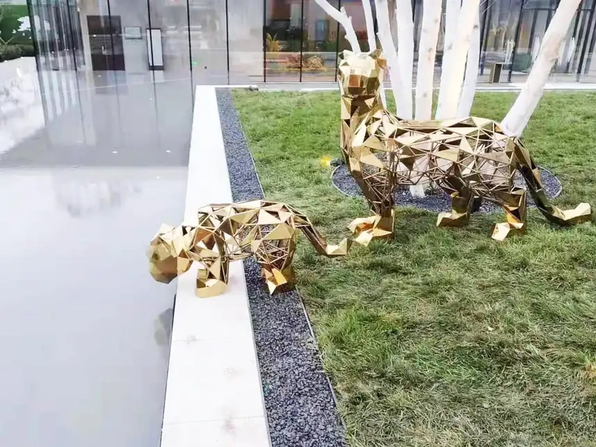Stainless steel animal sculpture in art decoration