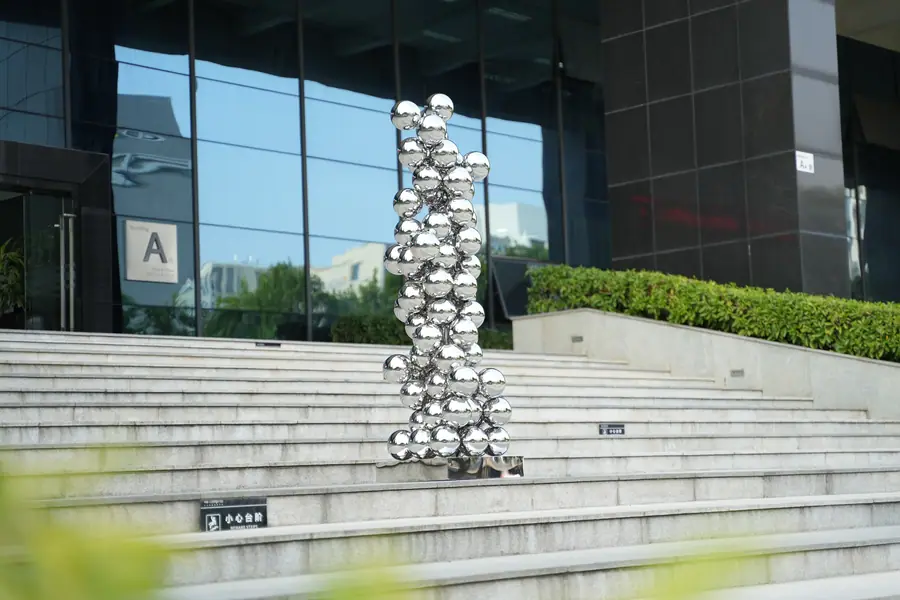 Stainless steel sculpture: the brilliance of modern art