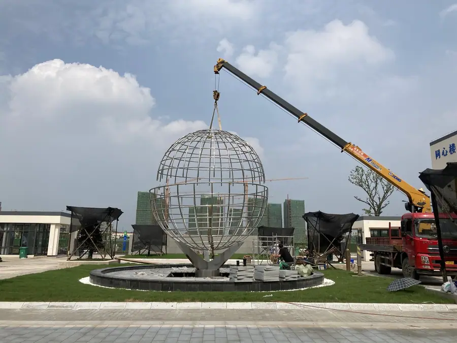 The use of stainless steel garden sculpture in landscape design