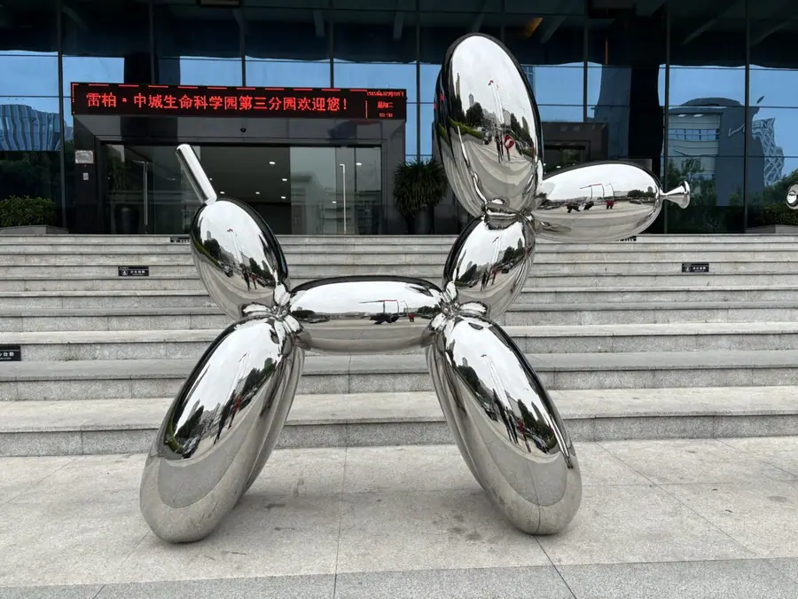 Balloon dog sculpture
