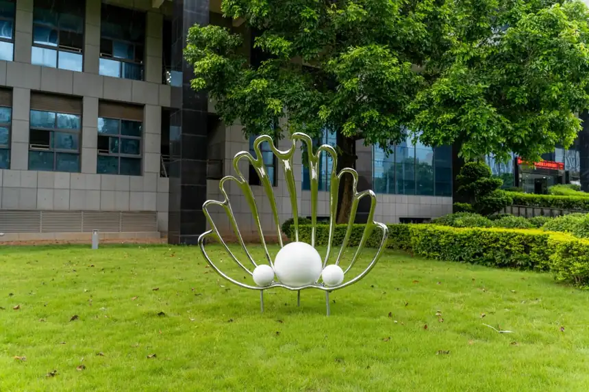 Historical background and cultural connotation of stainless steel sculpture