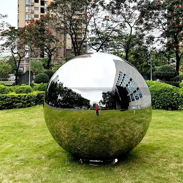 This is a modern stainless steel garden decorative ball, refined from high quality 304 stainless steel, with excellent corrosion resistance, suitable for outdoor use.