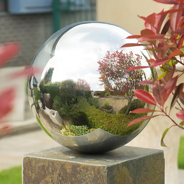 Garden decorative spheres: brighten up your outdoor space